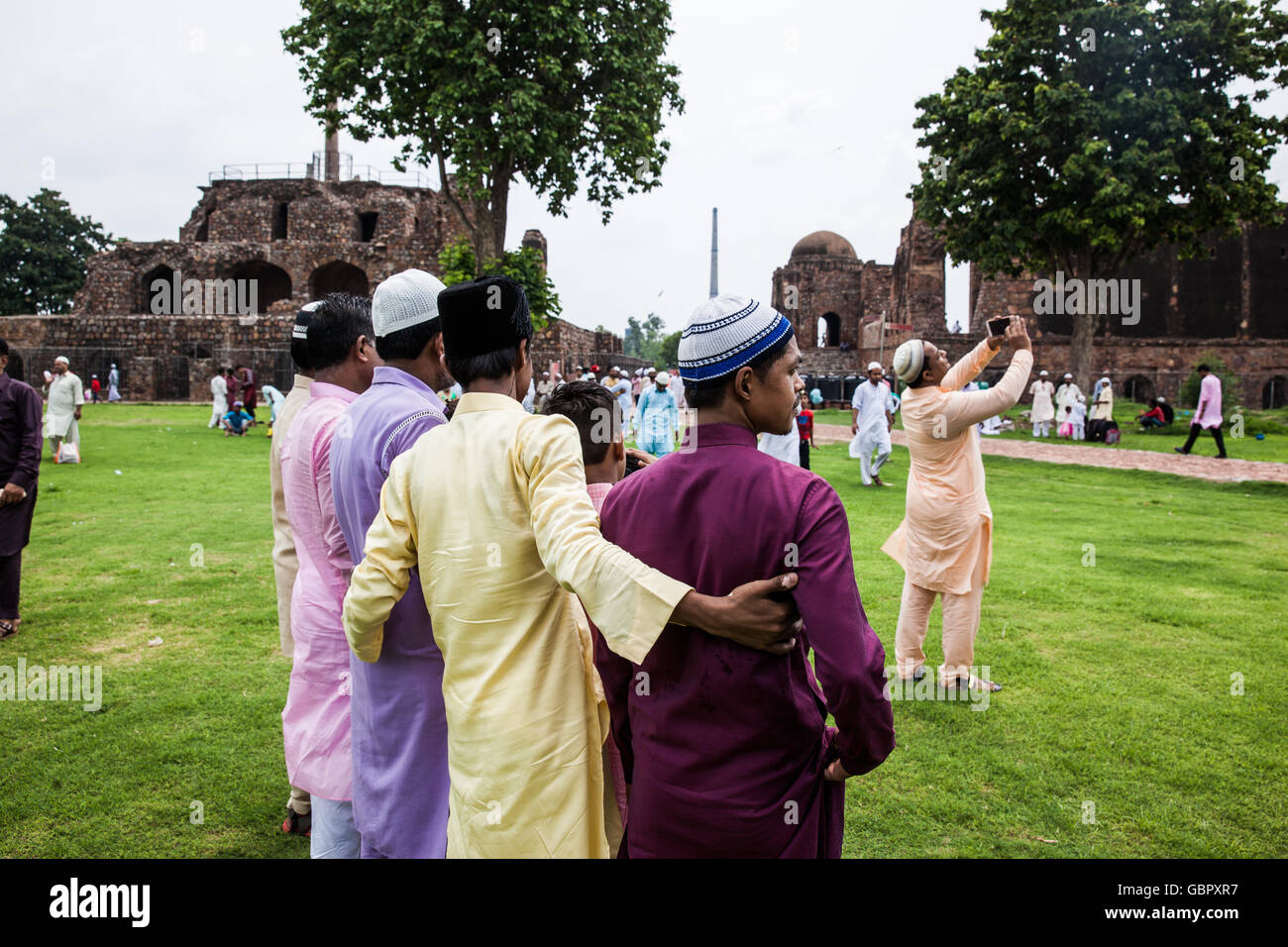 New Delhi, India. 7 Luglio, 2016. Una famiglia prendendo un selfie la mattina del -l'Eid Al Fitr alla Feroz Shah Kotala fort Credito: Abhishek Bali/Alamy Live News Foto Stock