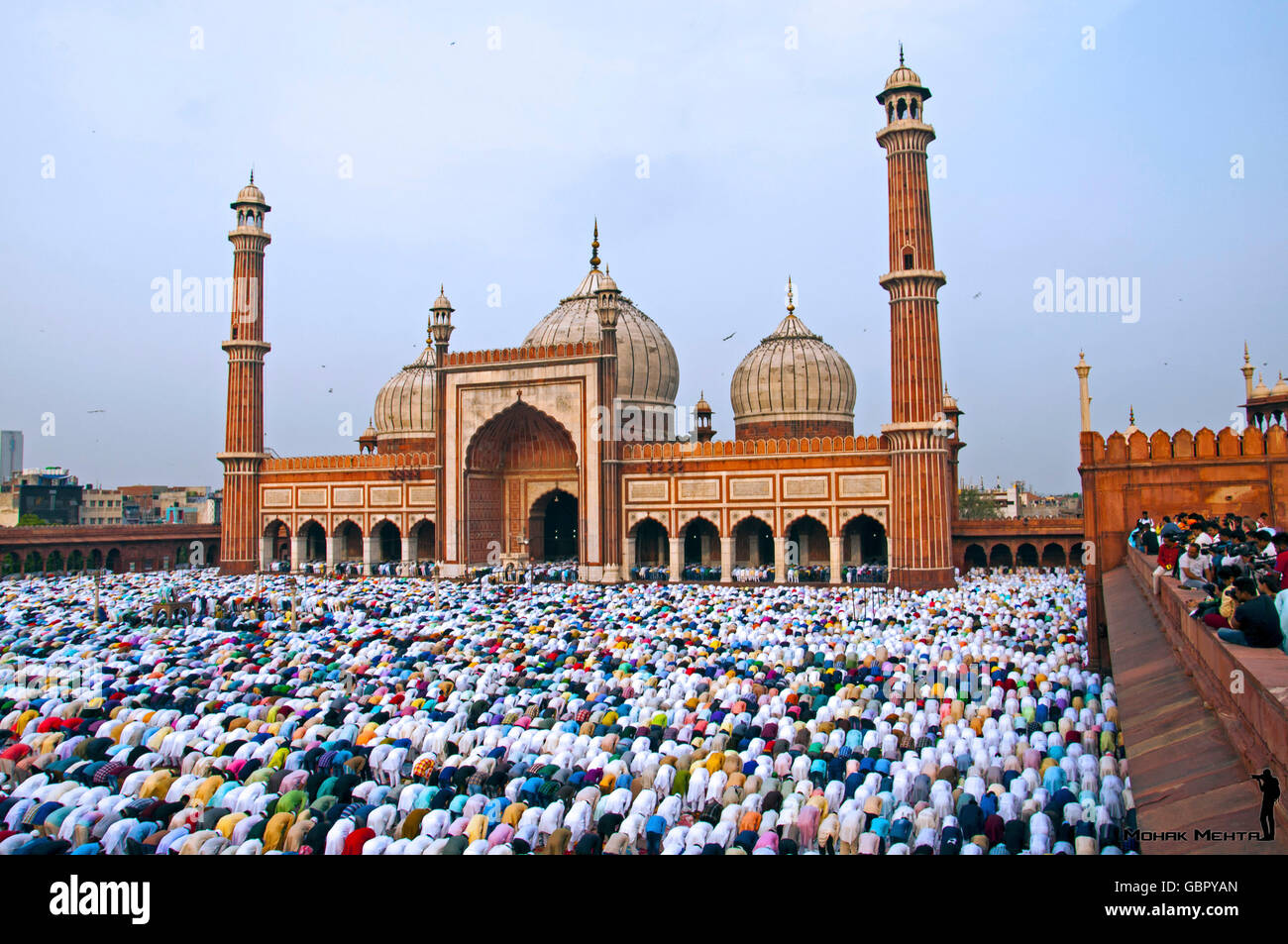 New Delhi, India. 7 Luglio, 2016. Mila musulmani raccogliere a Jama Masjid, Nuova Delhi a frequentare l'Eid al-fitr. Credito: Mohak Mehta/Alamy Live News Foto Stock