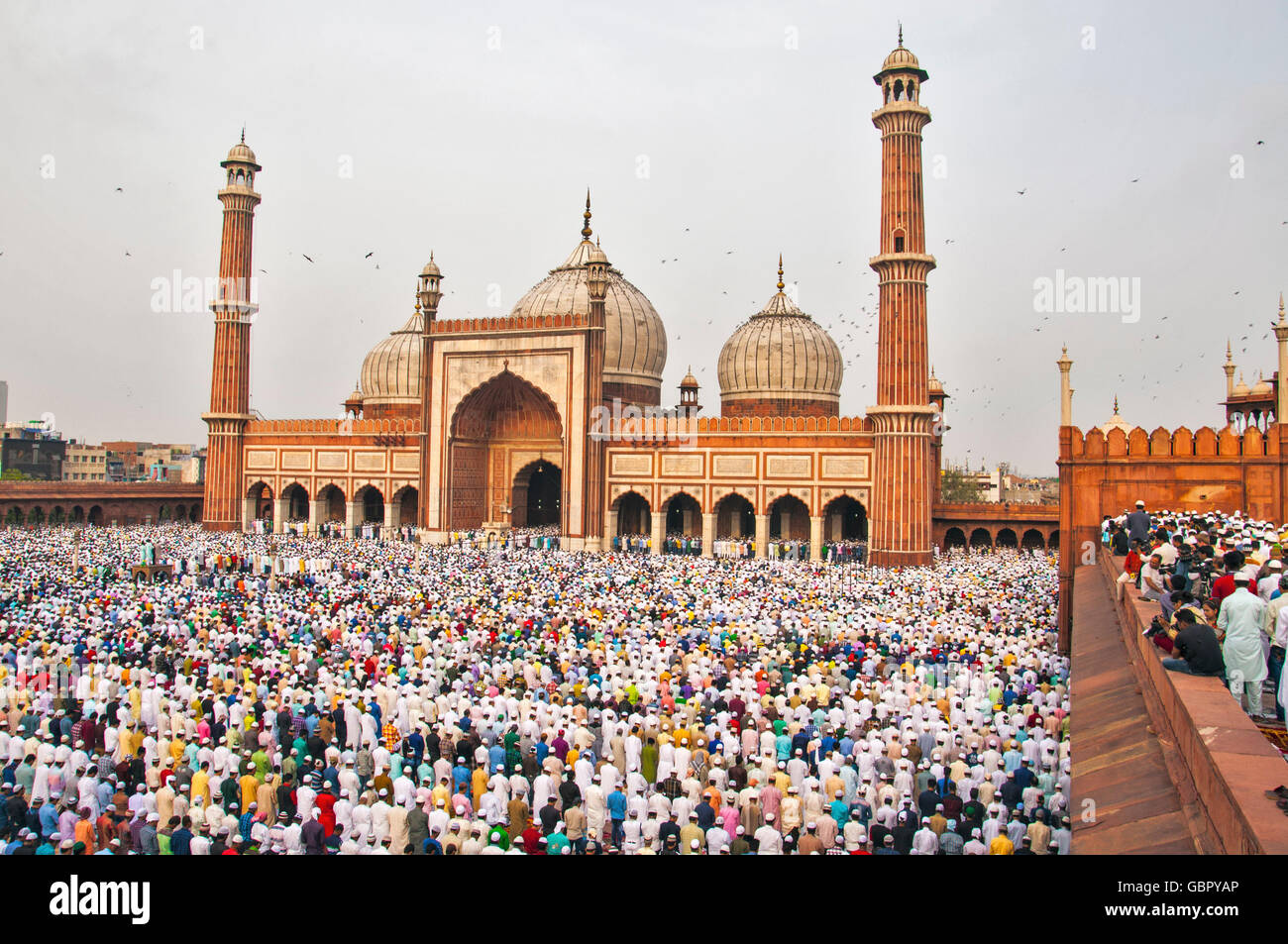 New Delhi, India. 7 Luglio, 2016. Eid Mubarak, musulmani hanno partecipato all'Eid al-Fitr preghiere oggi alla Jama Masjid Credito: Mohak Mehta/Alamy Live News Foto Stock