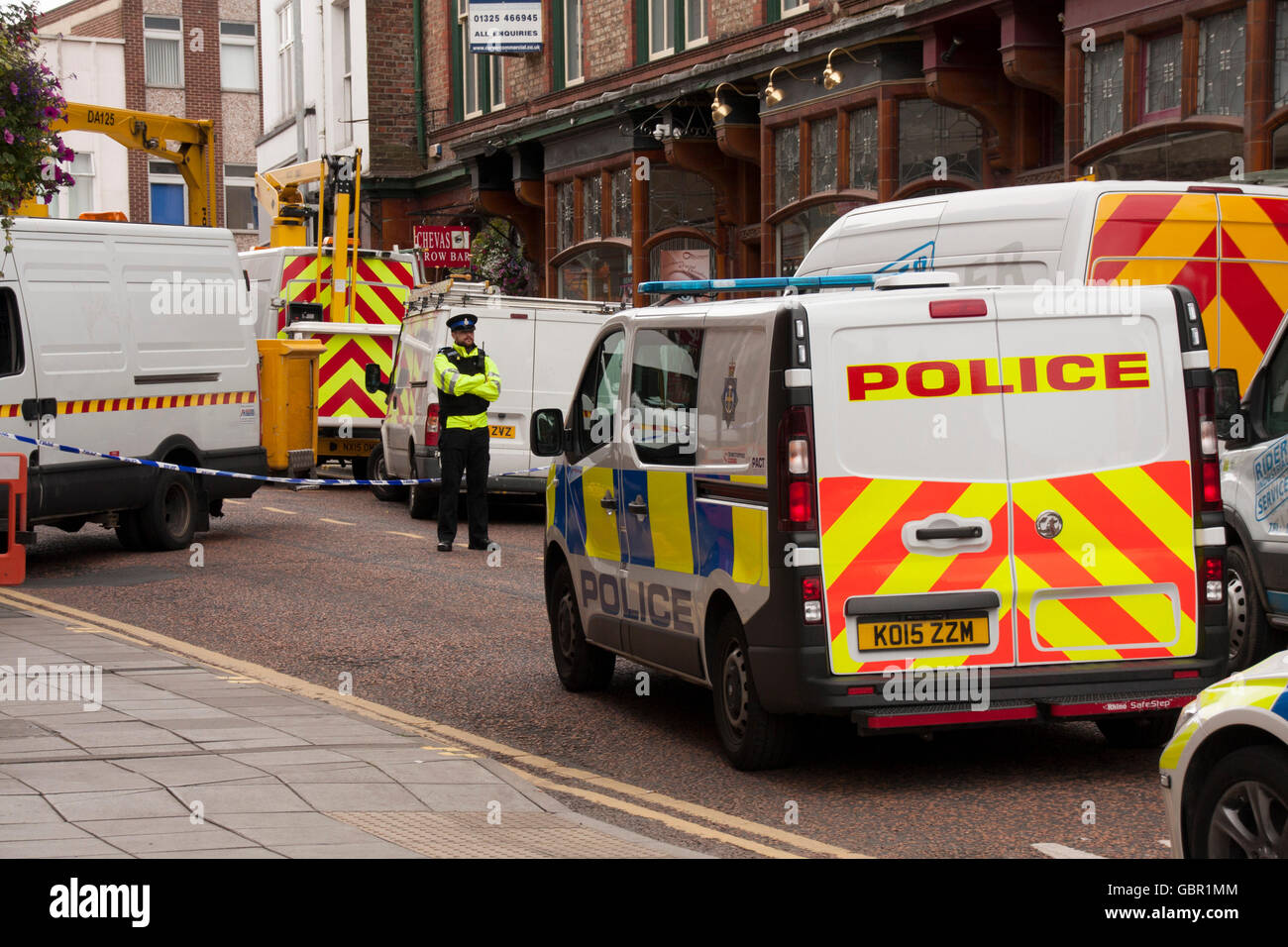 Darlington,UK.7 Luglio,2016. Cordone di polizia off Northgate dal traffico e pedoni mentre le indagini in corso in un incidente mortale a Halifax Bank. @Davide Dixon /Alamy Live News Foto Stock