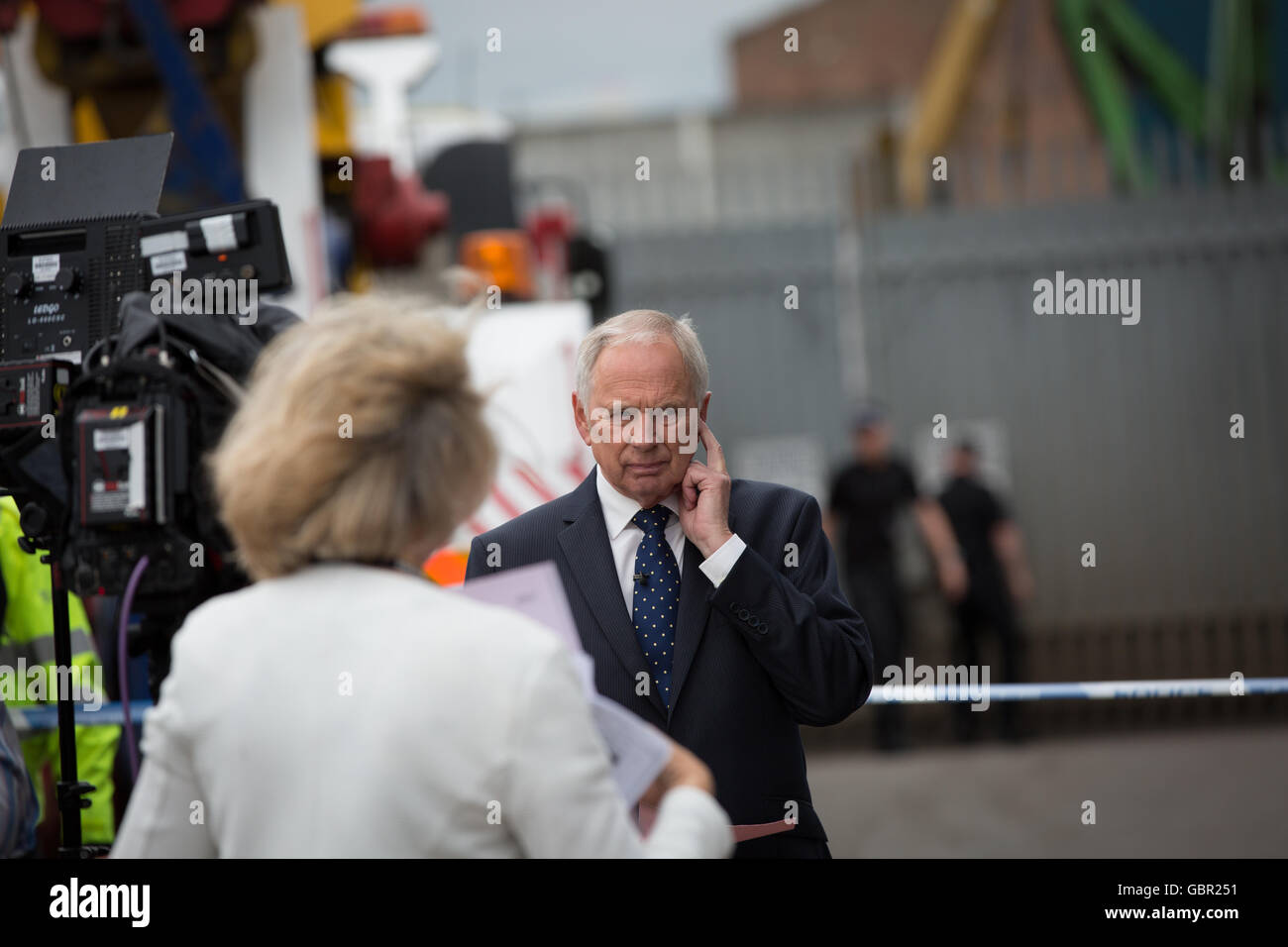 Birmingham, Regno Unito. 07 Luglio, 2016. Nick Owen da central news al sito incidente dove cinque lavoratori sono morti.incidente industriale in metallo Hawkeswood sito di riciclaggio in Aston Church Road, Nechells, Birmingham, Regno Unito. Credito: Steven roe/Alamy Live News Foto Stock