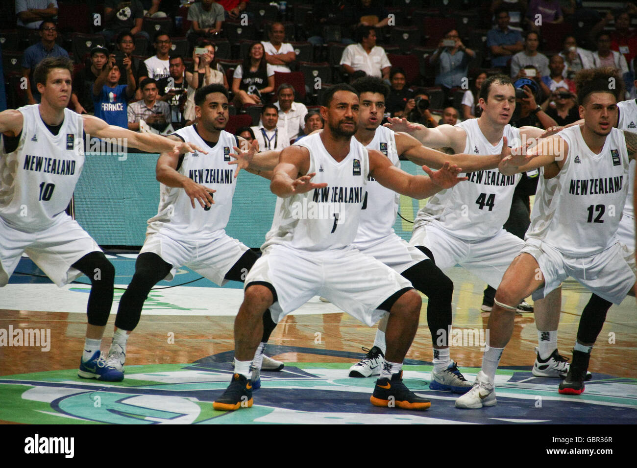 Filippine. 7 Luglio, 2016. Il neozelandese del team di eseguire la Haka prima del gioco. La Nuova Zelanda e la Francia ha suonato presso il centro commerciale Mall of Asia Arena di Pasay City per la FIBA Olympic torneo di qualificazione. La Francia ha vinto 66 contro la Nuova Zelanda è 59. © J Gerard Seguia/ZUMA filo/Alamy Live News Foto Stock