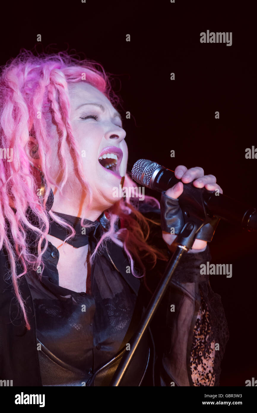 Torino, Italia. 7 luglio 2016. 2016-07-07 Torino - Cindy Lauper suona dal vivo a Torino durante il festival gruvillage Credit: Daniele Baldi Foto Stock