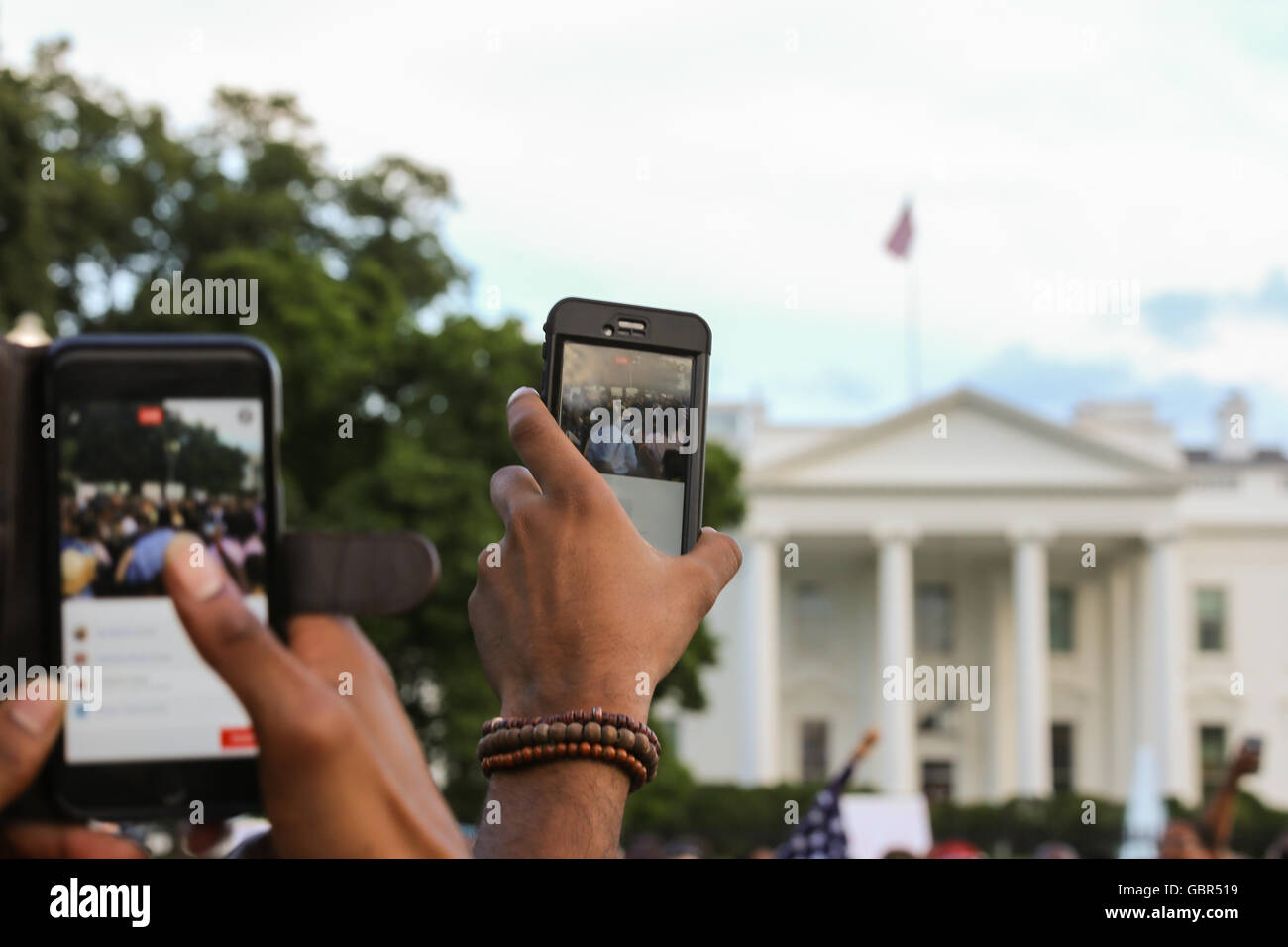 I dimostranti si riuniscono di fronte alla Casa Bianca dopo la recente coinvolti polizia tiri di Alton Sterling e Philando Castiglia. Gli smartphone sono mantenuti in aria fornendo il video live di social media seguaci di manifestanti. Foto Stock