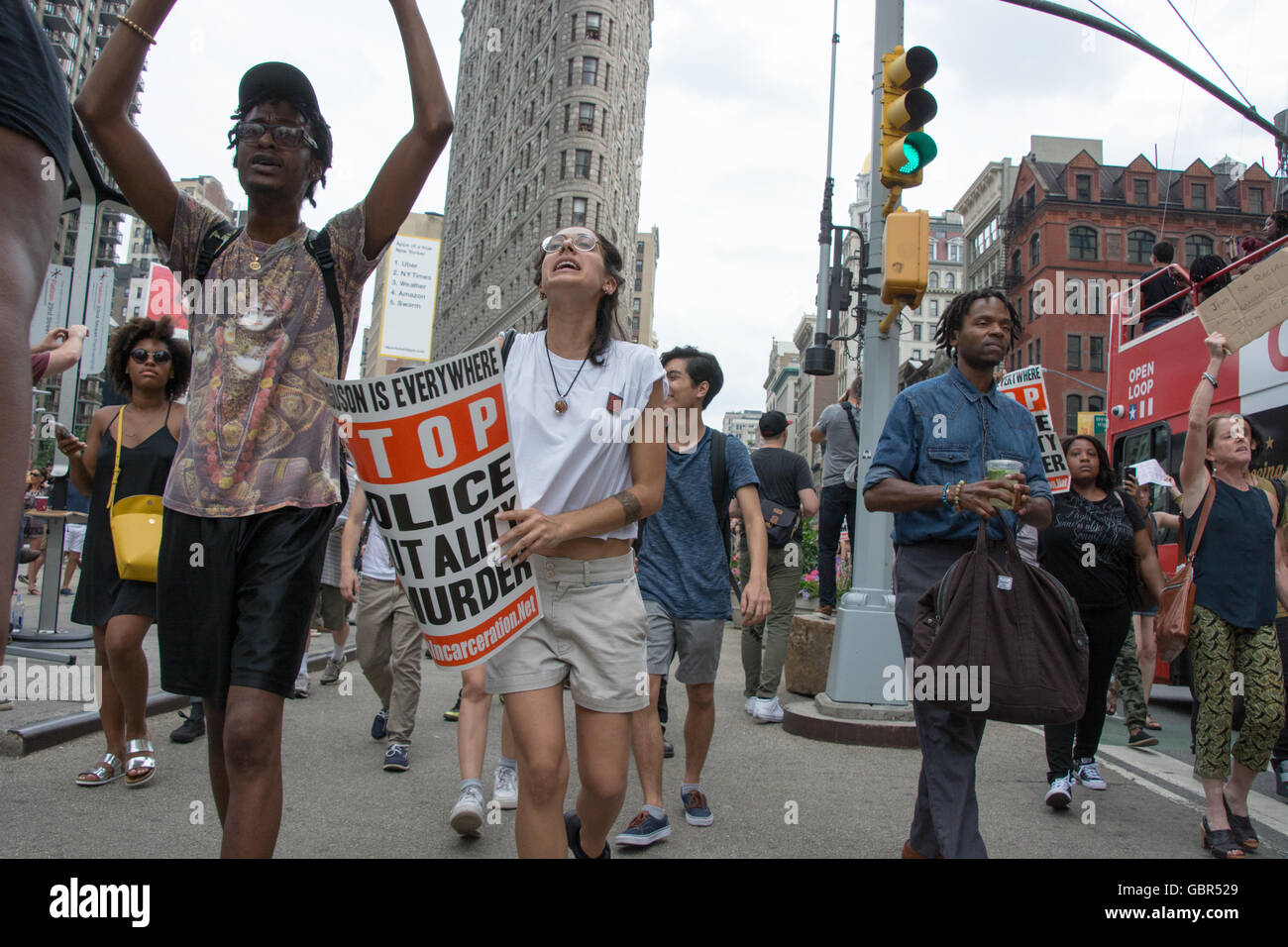 New York, Stati Uniti d'America. Il 7 luglio 2016. Manifestanti marzo passato il Flatiron Building. Centinaia si sono stretti in Union Square, poi hanno marciato attraverso il centro di Manhattan che condanna la ripresa di decessi di due uomini neri, Philando Castiglia in Minnesota e Alton Sterling in Baton Rouge, entro un giorno di ogni altro questa settimana. Credito: M. Stan Reaves/Alamy Live News Foto Stock