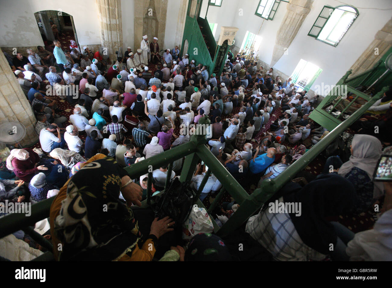 Nicosia. 7 Luglio, 2016. I turco-ciprioti che vivono nel nord della divisa isola mediterranea di Cipro si riuniscono nel sud-est di Cipro" Hala Sultan Tekke moschea il 7 luglio 2016 per un raro pellegrinaggio reso possibile da un 2014 Accord. © Christos Theodorides/Xinhua/Alamy Live News Foto Stock