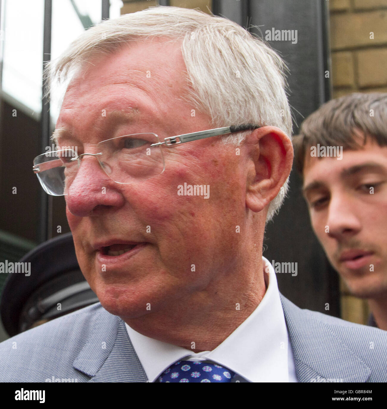 Il torneo di Wimbledon di Londra, Regno Unito. 8 luglio 2016. Ex Manchester United manager sir Alex Ferguson arriva il giorno 12 del 2016 Wimbledon Tennis Championships Credito: amer ghazzal/Alamy Live News Foto Stock
