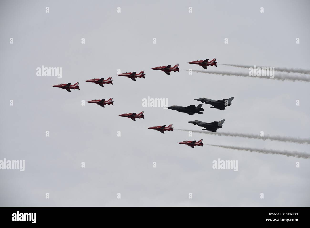 RAF Fairford, Gloucestershire, UK. 8 Luglio, 2016. Le frecce rosse volare con la Gran Bretagna il più recente piano di combattente di credito: Pietro Brogden/Alamy Live News Foto Stock