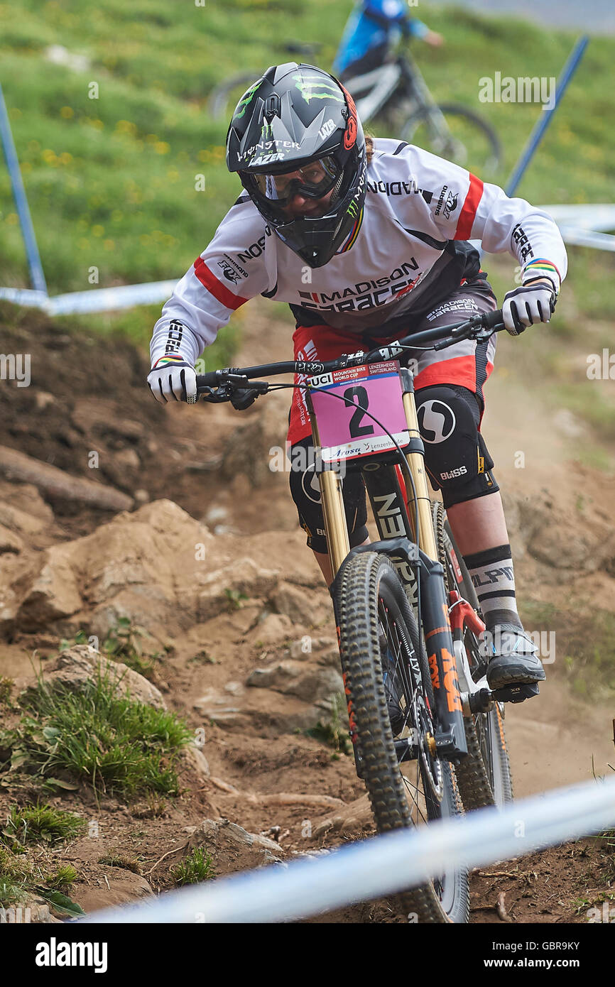 Lenzerheide, Svizzera. 8 Luglio, 2016. Manon Carpenter da MADISON SARACEN FACTORY TEAM durante la sua esecuzione di qualificazione per la gara in discesa a UCI Mountainbike World Cup 2016 in Lenzerheide . Credito: Rolf Simeone/bildgebend.ch/Alamy Live News. Foto Stock