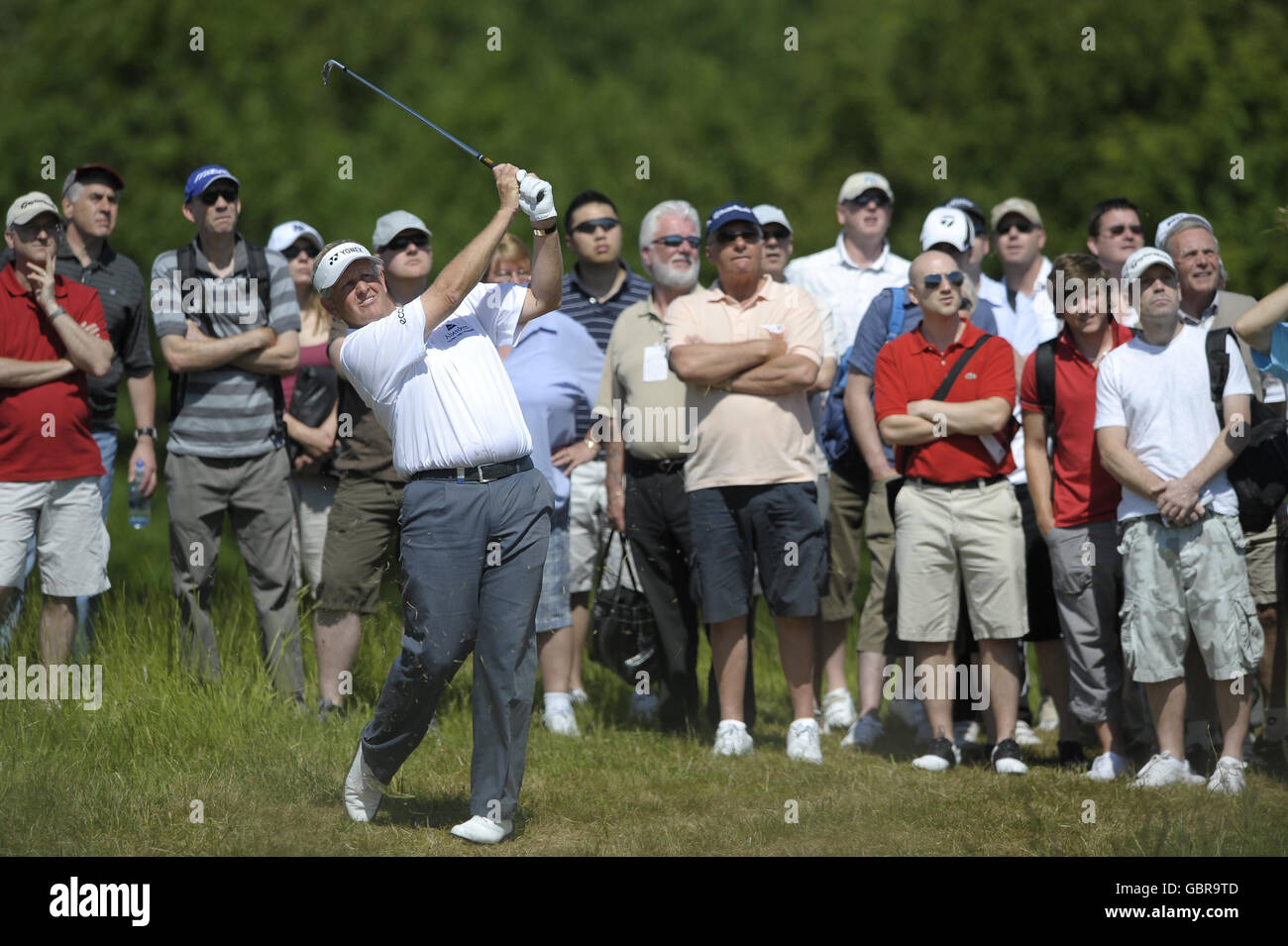 Golf ball about to drop into hole immagini e fotografie stock ad alta  risoluzione - Alamy