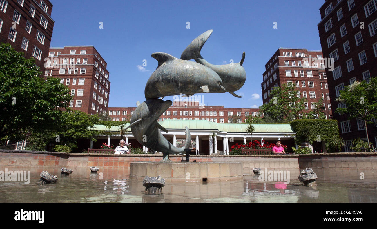 Vista generale di Dolphin Square a Pimlico, Londra. Almeno 13 deputati hanno preso in giro migliaia di sterline ciascuno per rinunciare al loro diritto di affitto a basso costo, lasciando i contribuenti a pagare il conto per le tasse più alte, è emerso oggi. Foto Stock