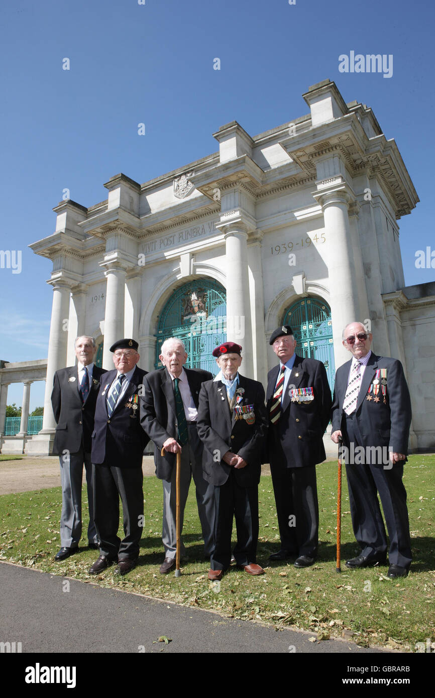 I veterani della Normandia si riuniscono al Memoriale di guerra di Nottingham. (Da sinistra a destra) Roy Nelson, George Bagshaw, Henry Griffith, Leslie Allsop, Kenneth musson e Henry Hart. Foto Stock