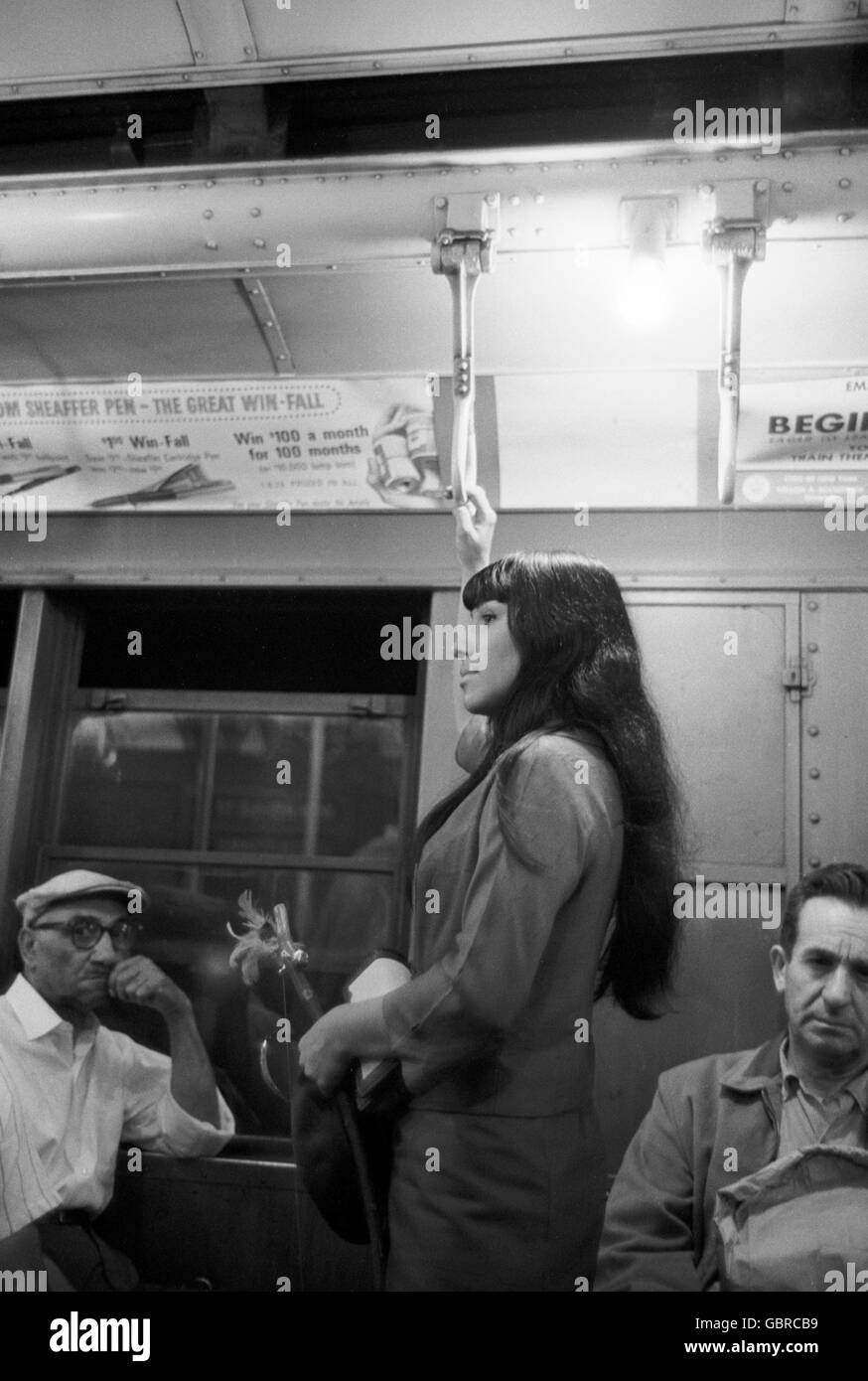 Buffy Sainte-Marie sulla metropolitana di New York City, 21 settembre 1964. Foto Stock