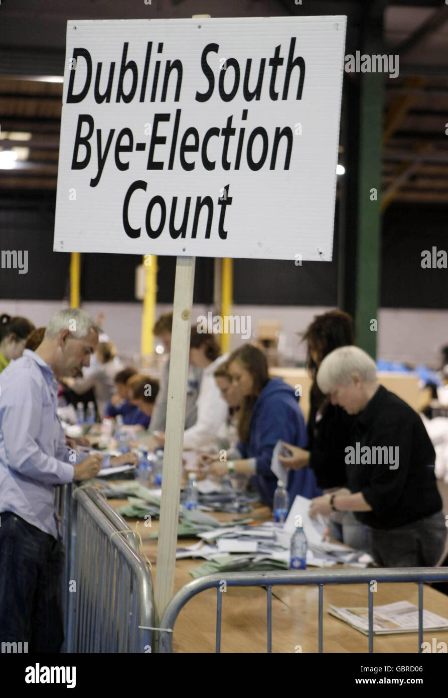 Tally gli uomini guardano mentre il conteggio dei voti comincia nelle elezioni del Bye centrale di Dublino e del Sud di Dublino alla RDS di Dublino. Foto Stock