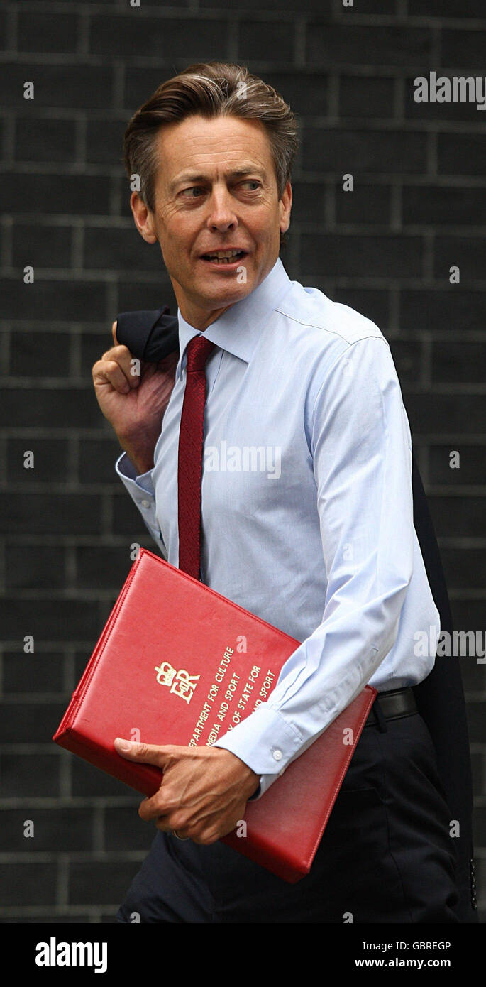 Il Segretario di Stato per la Cultura, Media & Sport ben Bradshaw arriva a Downing Street per partecipare alla prima riunione del Gabinetto dopo il rimpasto delle elezioni della scorsa settimana. Foto Stock