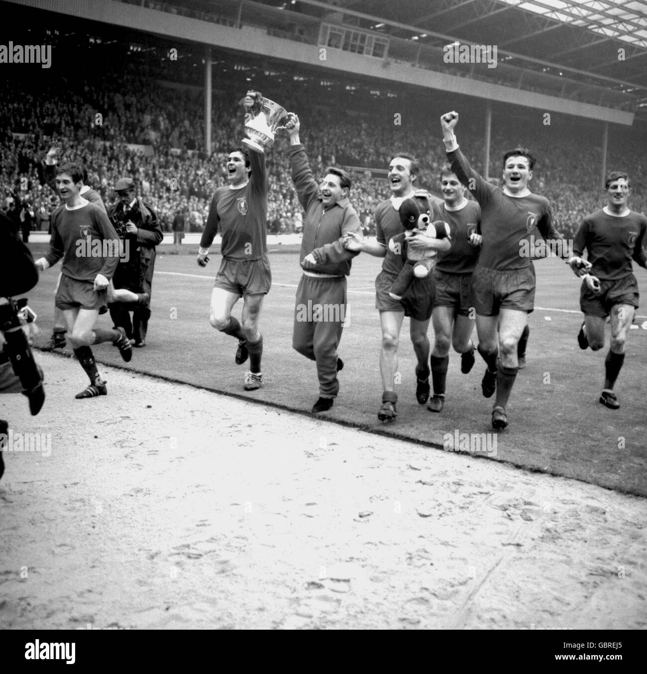 (L-R) Geoff strong di Liverpool, Ron Yeats, Gordon Milne, Peter Thompson, Roger Hunt, Tommy Smith e Wilf Stevenson sfilano la fa Cup intorno a Wembley dopo la vittoria del 2-1 Foto Stock