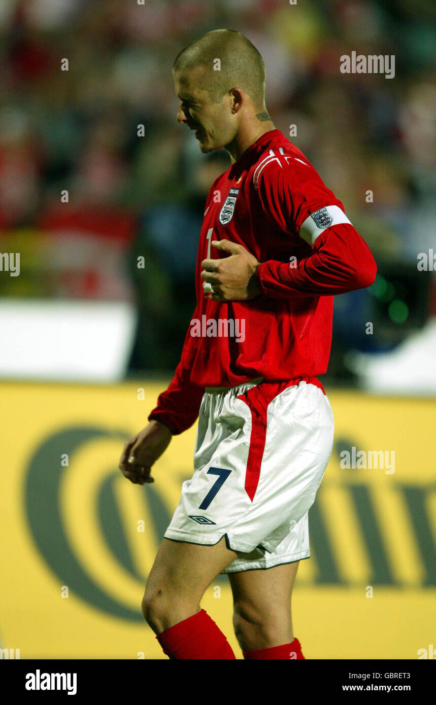 Calcio - Coppa del mondo FIFA 2006 Qualifier - Gruppo sei - Polonia / Inghilterra. David Beckham in Inghilterra si inzia nel dolore mentre sente il suo danno costale Foto Stock