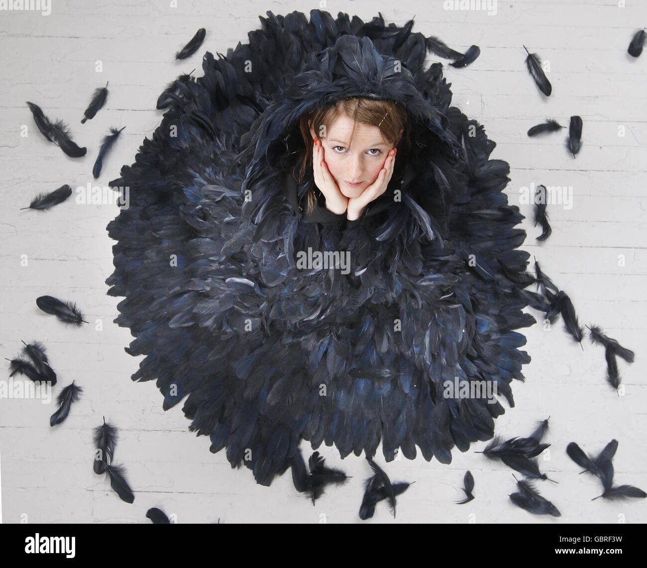 L'artista Catriona Gilbert indossa il suo lavoro Freya e Daedalus, un mantello di piume di dimensioni complete, durante il lancio del Edinburgh College of Art Degree Show. Foto Stock