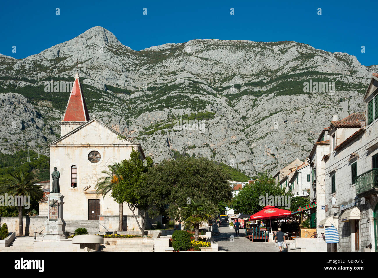 Piazza Kacic e chiesa di Saint Marc, Makarska Riviera di Makarska, Dalmazia, Croazia / mare adriatico, Trg Kaciceva Foto Stock