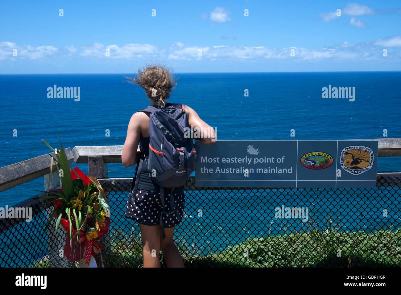 La maggior parte del punto est dell'Australia segno e ragazza Cape Byron NSW Australia Foto Stock