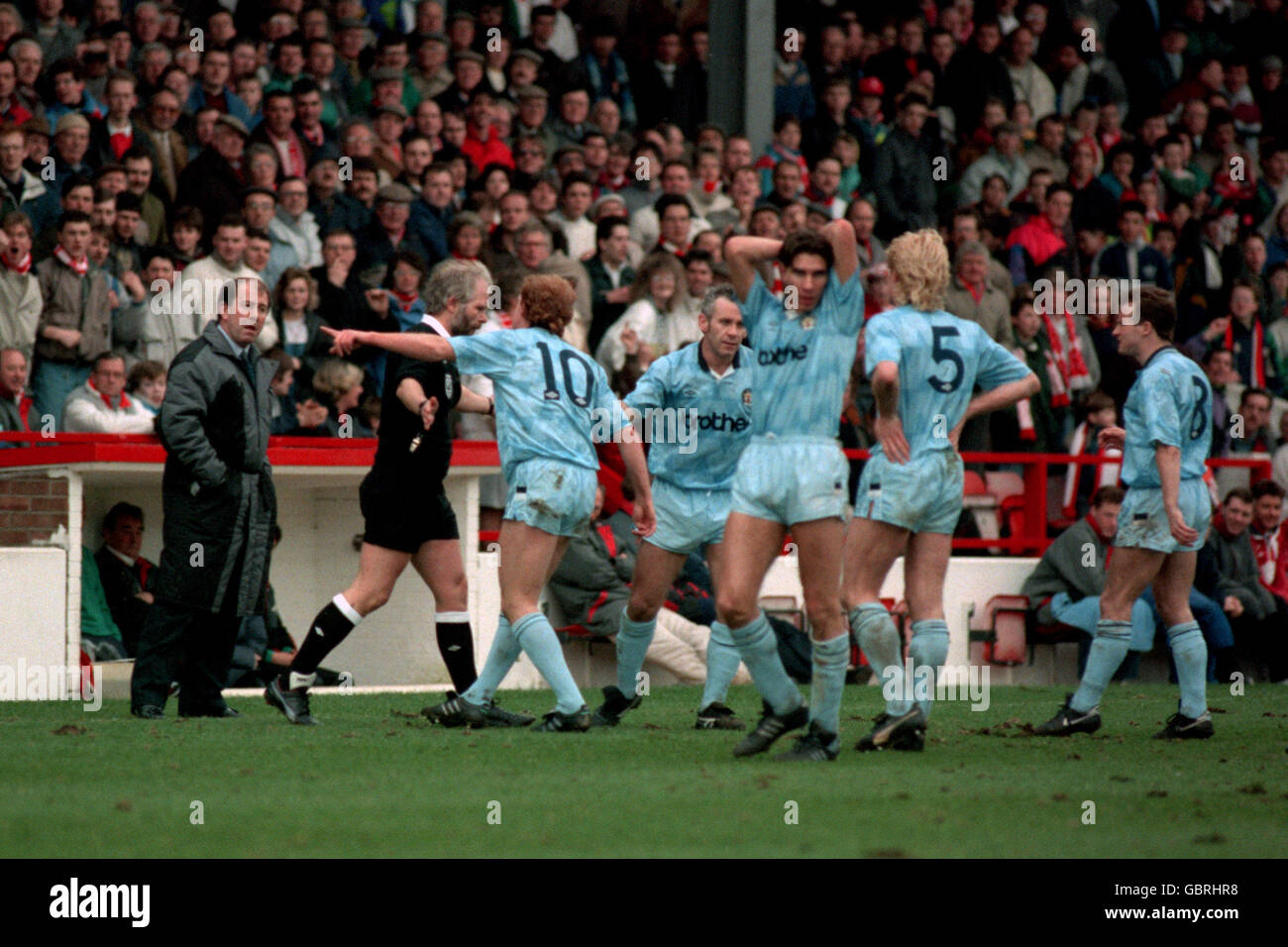 Howard Kendall (l), manager della città di Manchester, guarda in incredulità Mentre i suoi giocatori protestano con veemenza per l'arbitro Roger Gifford dopo Ha permesso al controverso obiettivo di Gary Crosby di stare in piedi - Crosby Ha guidato la palla fuori dalla palma del portiere della città Andy Fai un'oscillazione prima di toccare per segnare Foto Stock