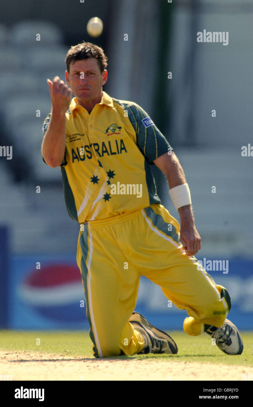 Michael Kasprowicz, australiano, si prende una presa dal suo bowling Per eliminare Jacob Oram della Nuova Zelanda Foto Stock