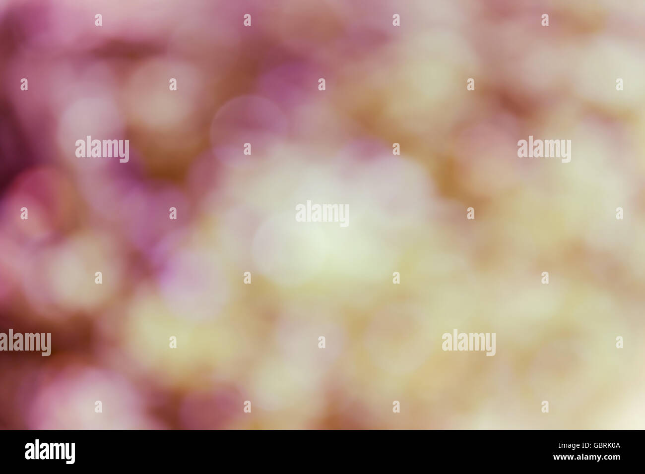 Trasognata luce soffusa atmosfera romantica scintillare astratto e rosa pastello giallo sfondo romantico Foto Stock