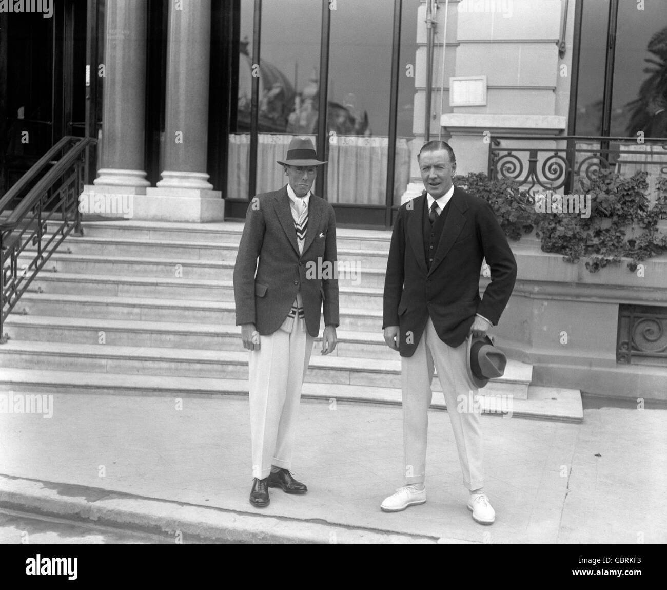 Il Duca di Westminster (a destra) con il Capitano Edward Ward, fuori dall'Hotel de Paris a Nizza, Francia meridionale. Foto Stock