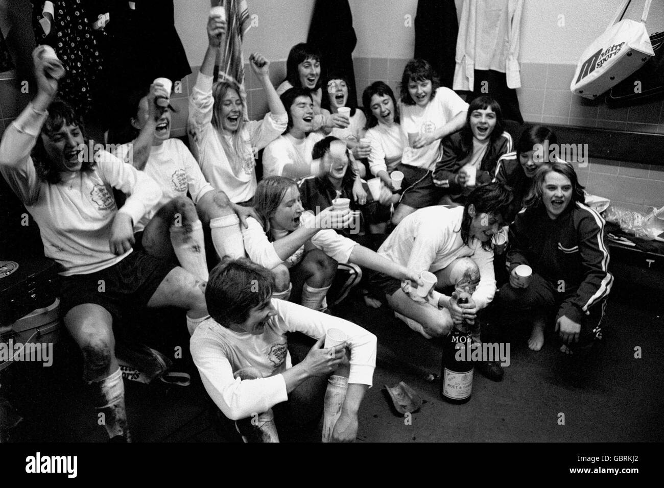 Calcio femminile - amichevole - Inghilterra / Francia. I giocatori inglesi festeggiano la loro vittoria nel 2-0 con una bottiglia di champagne nello spogliatoio dopo la partita Foto Stock