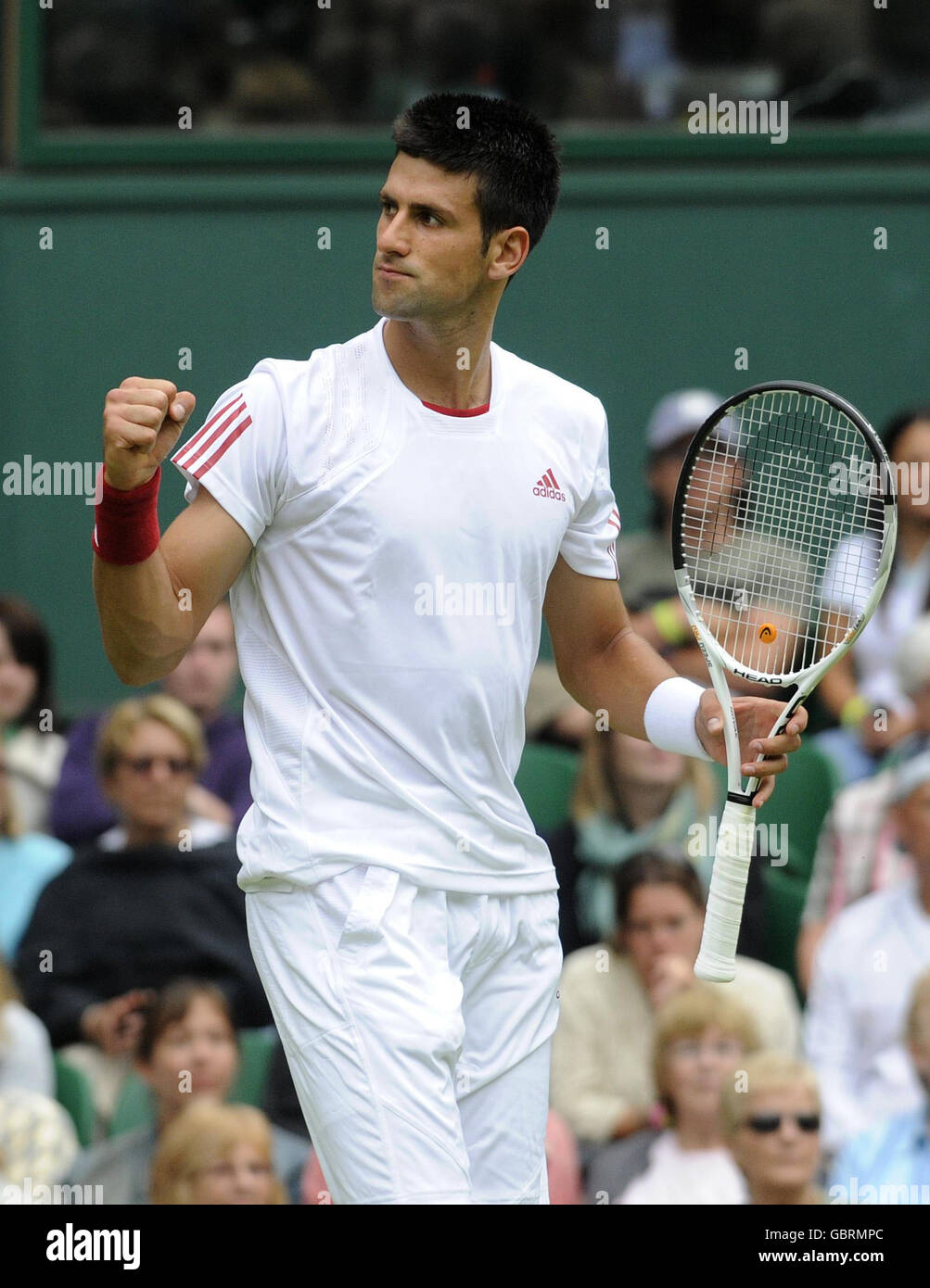 La Serbia Novak Djokovic celebra un punto durante i Campionati di Wimbledon 2009 all'All England Lawn Tennis and Croquet Club, Wimbledon, Londra. Foto Stock