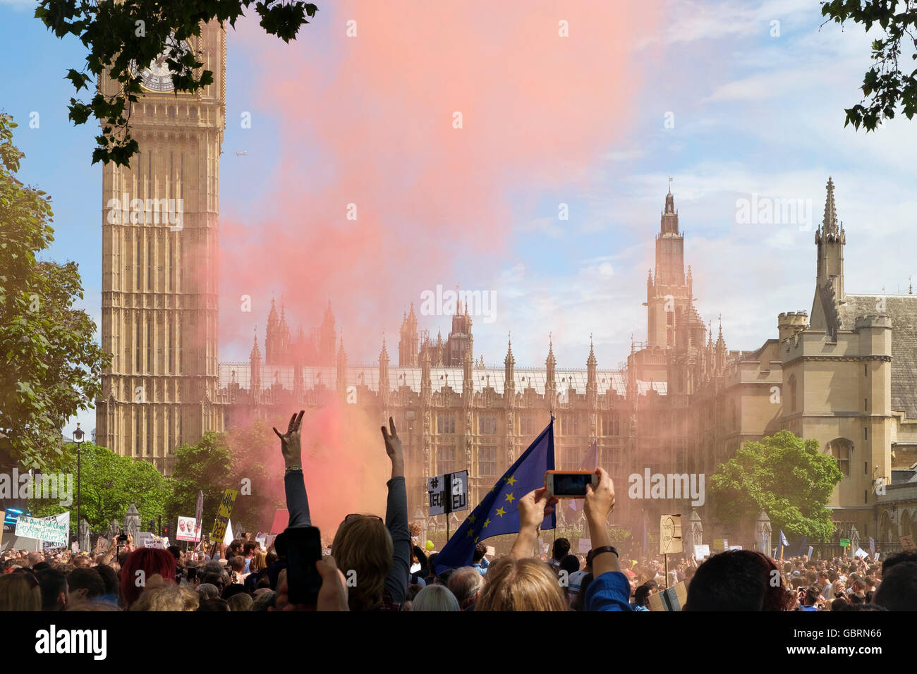 Londra, UK, 2 Luglio 2016: folle di manifestanti in marzo per l'Europa dimostrazione presso la piazza del Parlamento Foto Stock