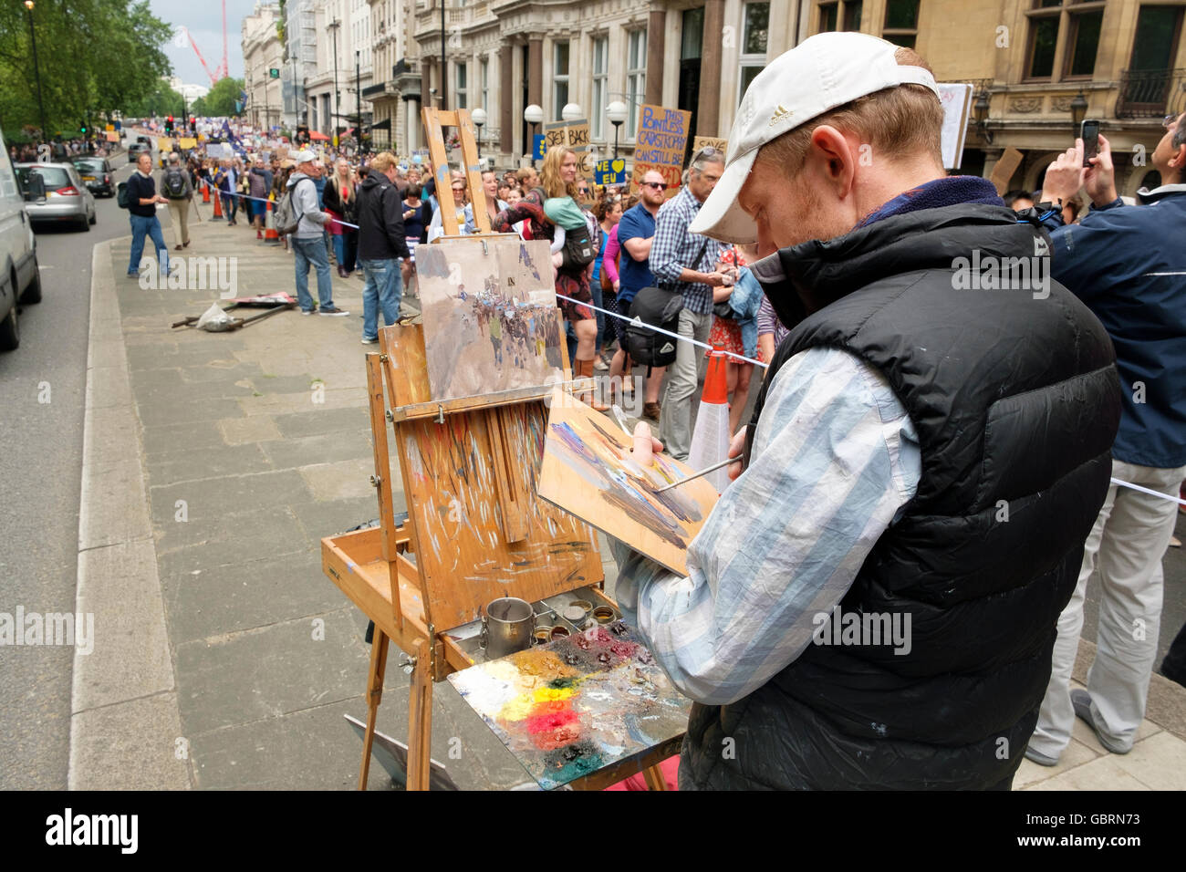 Londra, UK, 2 Luglio 2016: artista pittura manifestanti sulla Piccadilly in marzo per l'Europa la dimostrazione Foto Stock