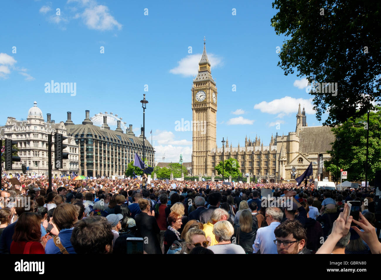 Londra, UK, 2 Luglio 2016: dimostranti presso la piazza del Parlamento del marzo per l'Europa la dimostrazione Foto Stock