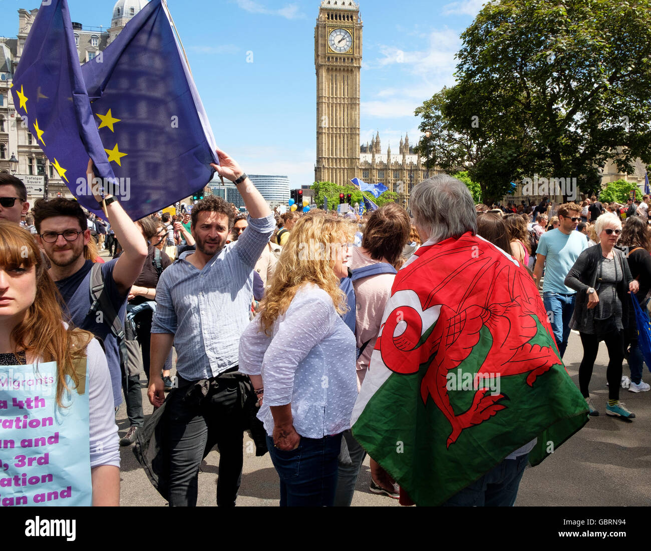 Londra, UK, 2 Luglio 2016: manifestanti con bandiera gallese a Piazza del Parlamento del marzo per l'Europa la dimostrazione Foto Stock