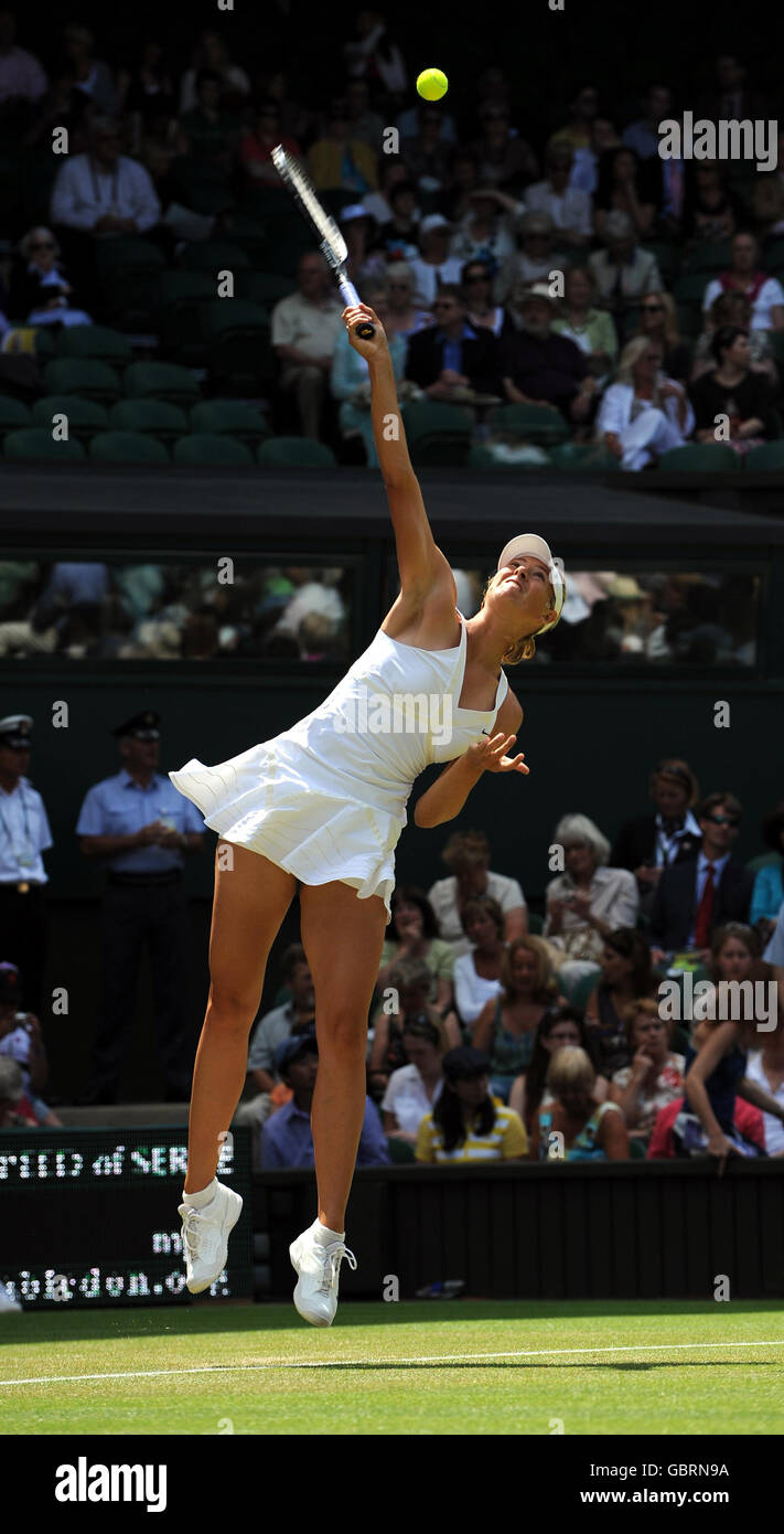 Maria Sharapova della Russia in azione contro Gisela Dulko dell'Argentina durante i Campionati di Wimbledon 2009 all'All England Lawn Tennis and Croquet Club di Wimbledon, Londra. Foto Stock