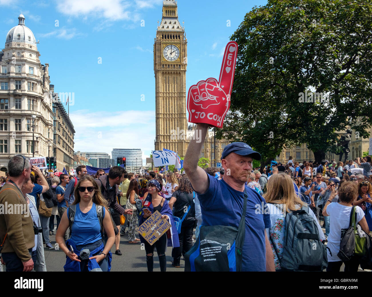 Londra, UK, 2 Luglio 2016: folle di manifestanti in marzo per l'Europa dimostrazione presso la piazza del Parlamento Foto Stock
