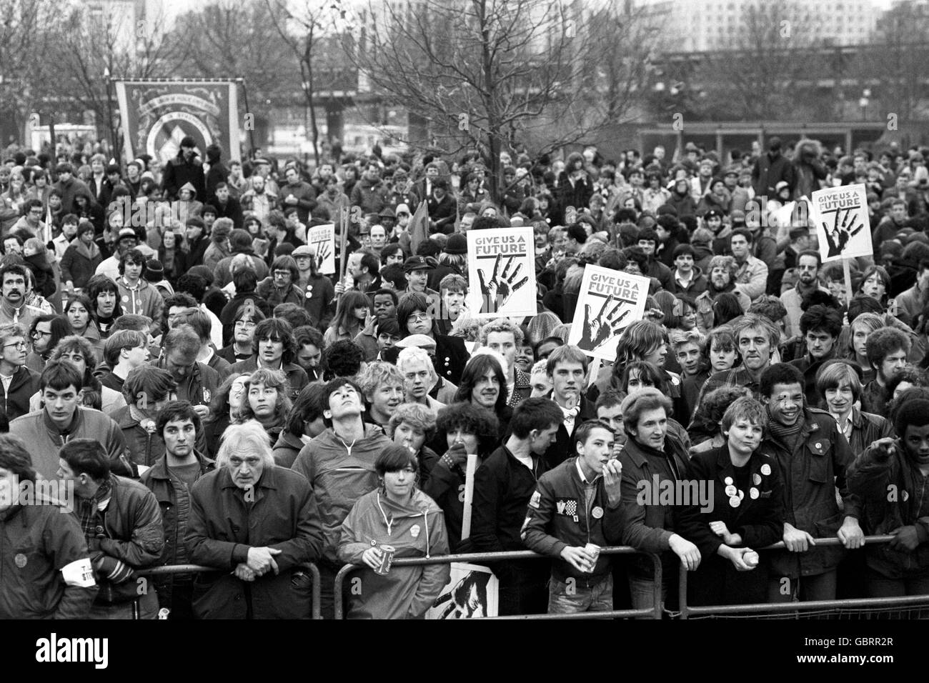 Si stima che circa settemila giovani disoccupati hanno marciato attraverso Londra oggi nella marcia 'Jobs for Youth Campaign', da Hyde Park ai Jubilee Gardens, South Bank, Londra. Foto Stock