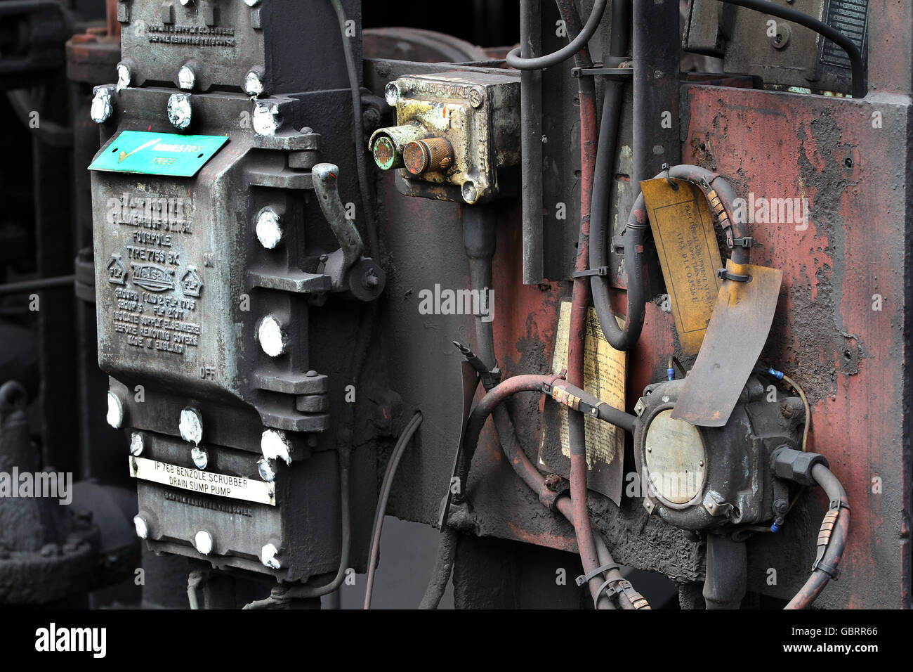 Valvole tubi raccordi e pesanti tracce di corrosione sul Chemical Plant equipment. Foto Stock