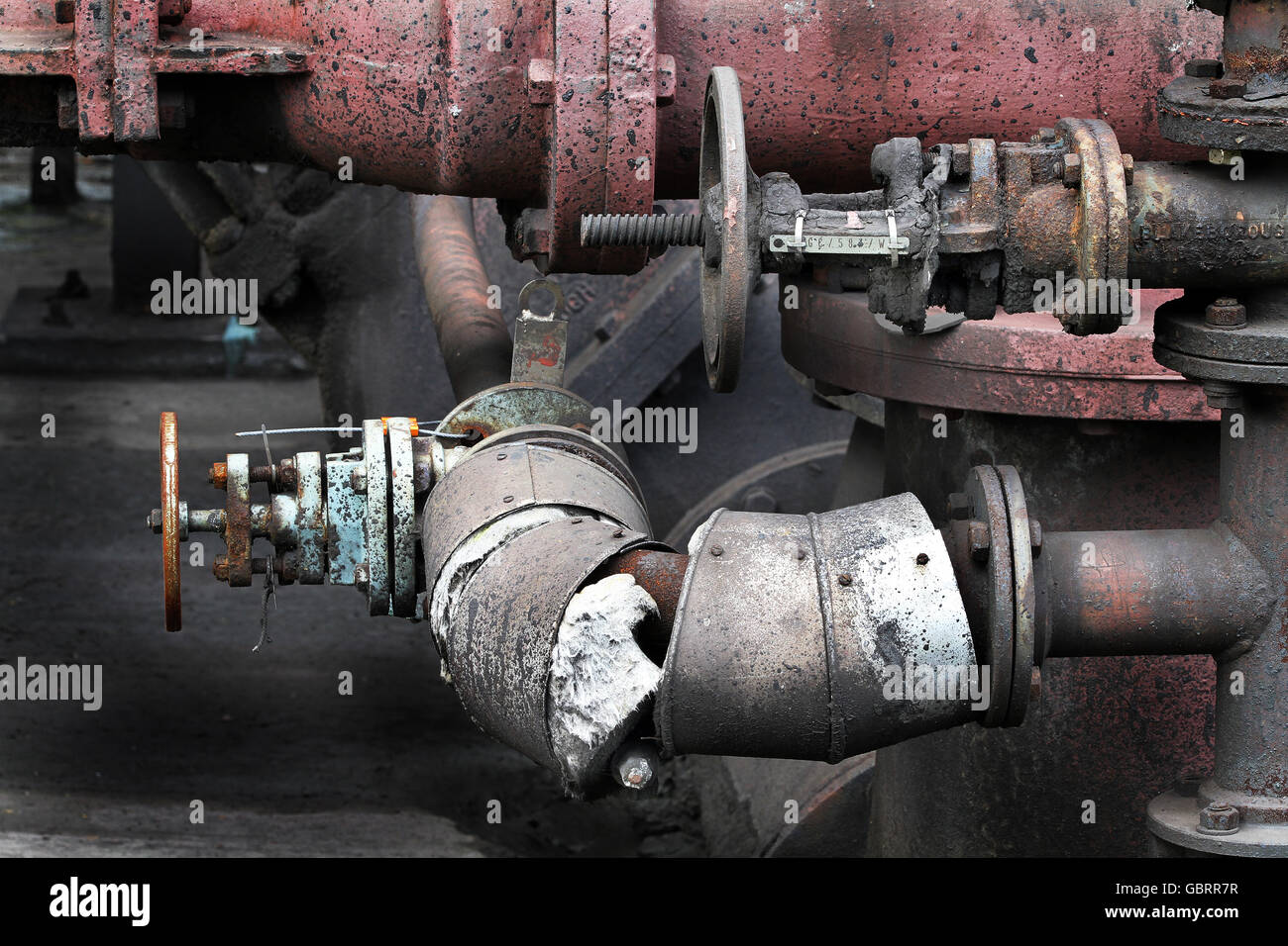 Valvole tubi raccordi e pesanti tracce di corrosione sul Chemical Plant equipment. Foto Stock