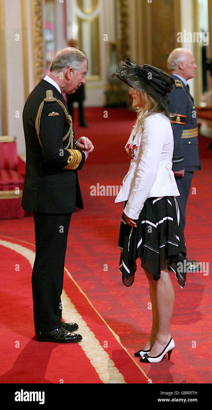 Ellen Hunter, che ha vinto due gold alla Paralimpica di Pechino come pilota di ciclista in tandem guidando la cieca Aileen McGlynn, riceve la sua OBE dal Principe di Galles durante la cerimonia di investitura a Buckingham Palace. Foto Stock