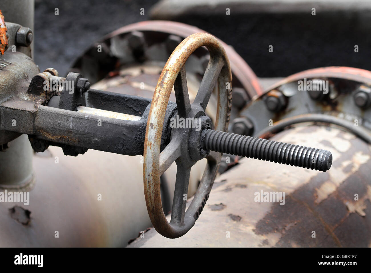 Valvole tubi raccordi e pesanti tracce di corrosione sul Chemical Plant equipment. Foto Stock