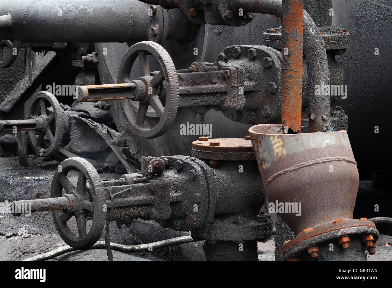 Valvole tubi raccordi e pesanti tracce di corrosione sul Chemical Plant equipment. Foto Stock