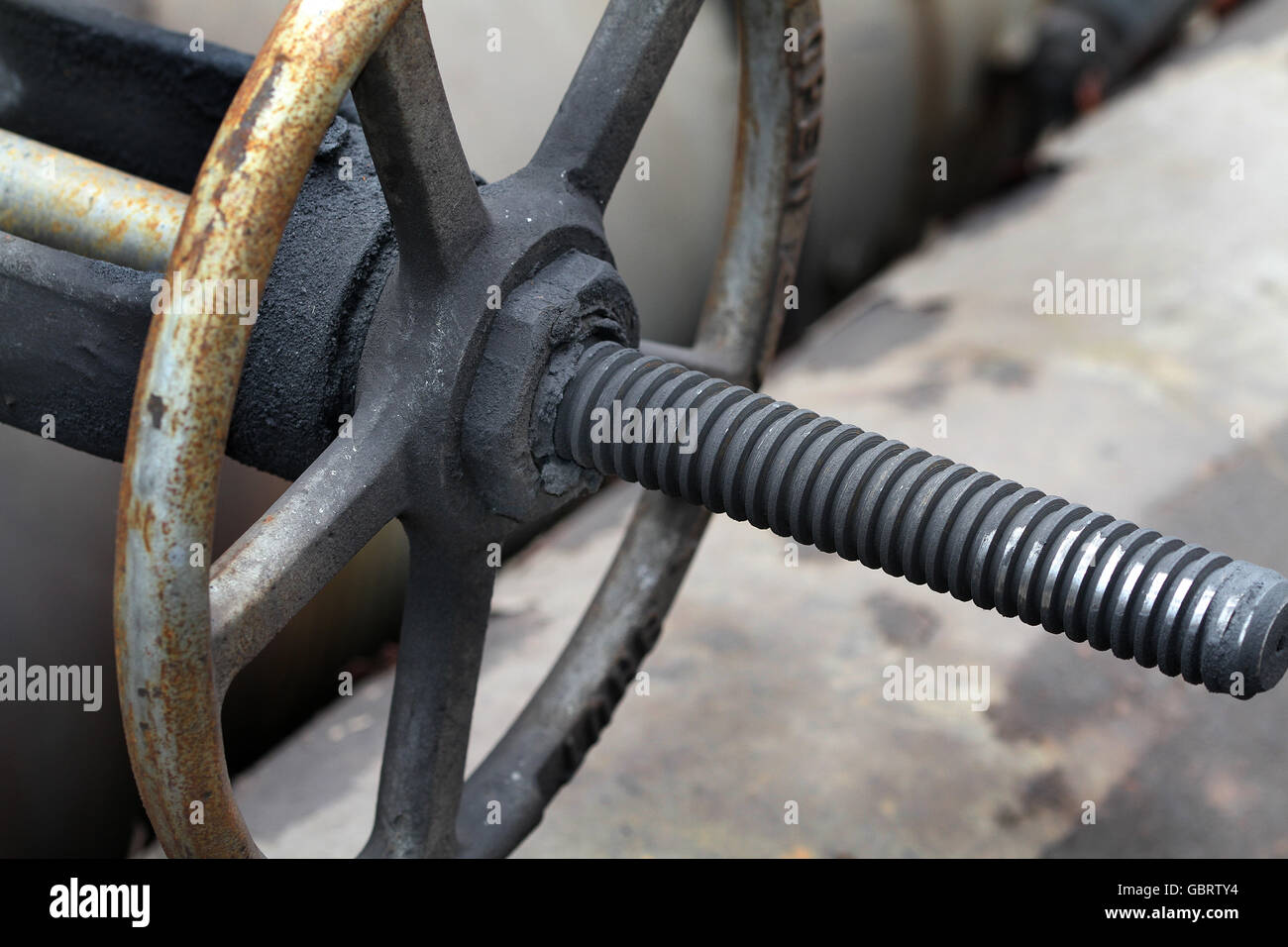 Valvole tubi raccordi e pesanti tracce di corrosione sul Chemical Plant equipment. Foto Stock