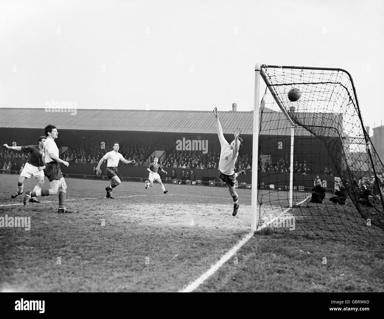 Gustav Walenciak (l) della Germania occidentale innesca il primo gol della sua squadra dopo il portiere inglese Mike Pinner (r). Foto Stock