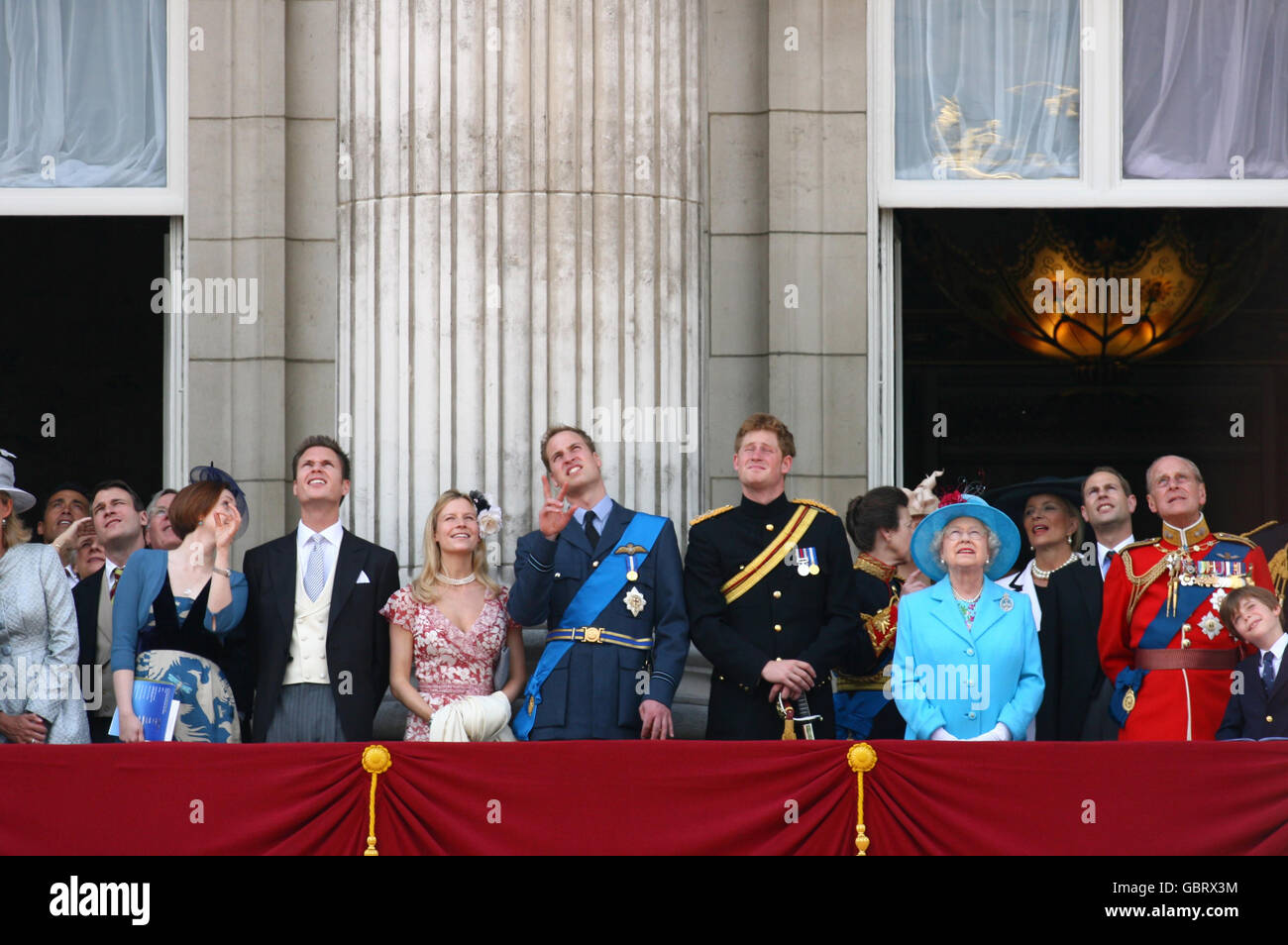 Da sinistra a destra, il Principe William, il Principe Harry, la Principessa reale, la Regina Elisabetta II, il Conte di Wessex e il Duca di Edimburgo guardano un volo dal balcone di Buckingham Palace a Londra alla conclusione dell'annuale Trooping the Color. Foto Stock