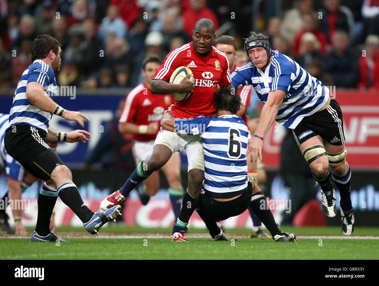 Rugby Union - Tour Match - Western Province / Lions britannici e irlandesi  - Newlands Stadium. Ugo Monye dei Lions britannici e irlandesi è affrontato  da Pieter Louw della provincia occidentale Foto stock - Alamy