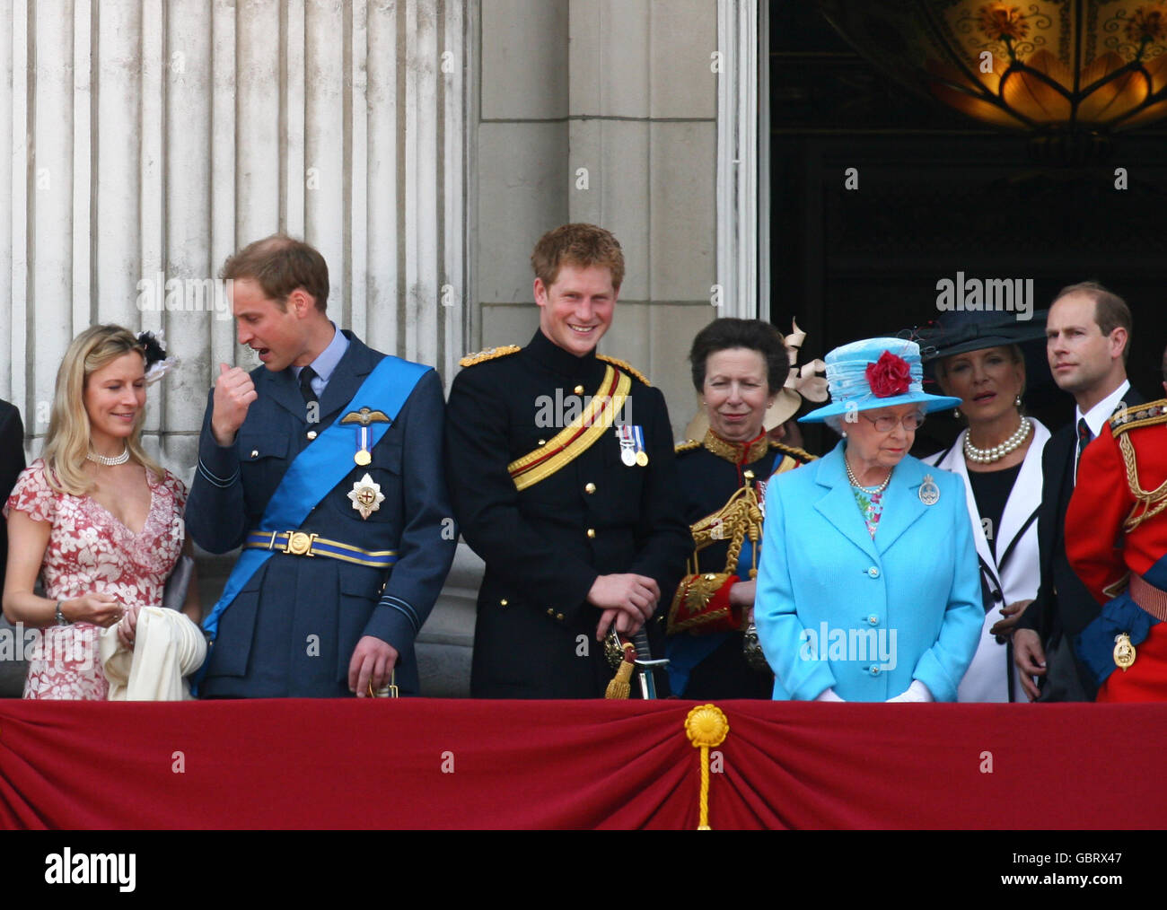 Da sinistra a destra, il Principe William, il Principe Harry, la Principessa reale, la Regina Elisabetta II e il Conte di Wessex guardano un cavalcavia dal balcone di Buckingham Palace a Londra alla conclusione dell'annuale Trooping the Color. Foto Stock