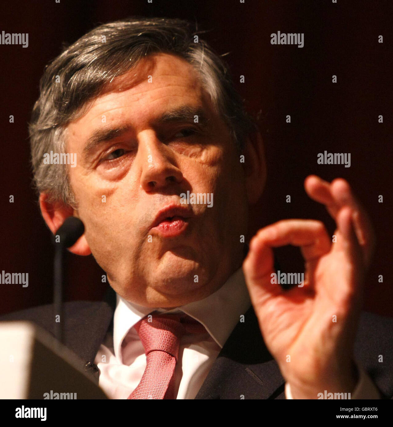 Il primo Ministro Gordon Brown si rivolge ai delegati della conferenza annuale del GMB presso i Winter Gardens di Blackpool. Foto Stock