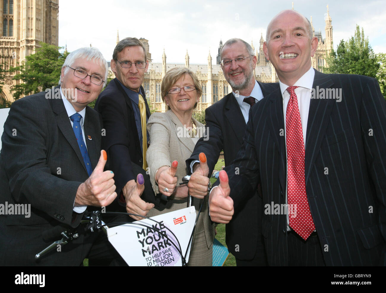 (Da sinistra a destra) Bob Russell MP, Martin Linton MP, Hilary Armstrong MP, John Battle MP e Bob Spink MP raffigurati alla campagna Save the Children Make Your Mark nel centro di Londra. Foto Stock