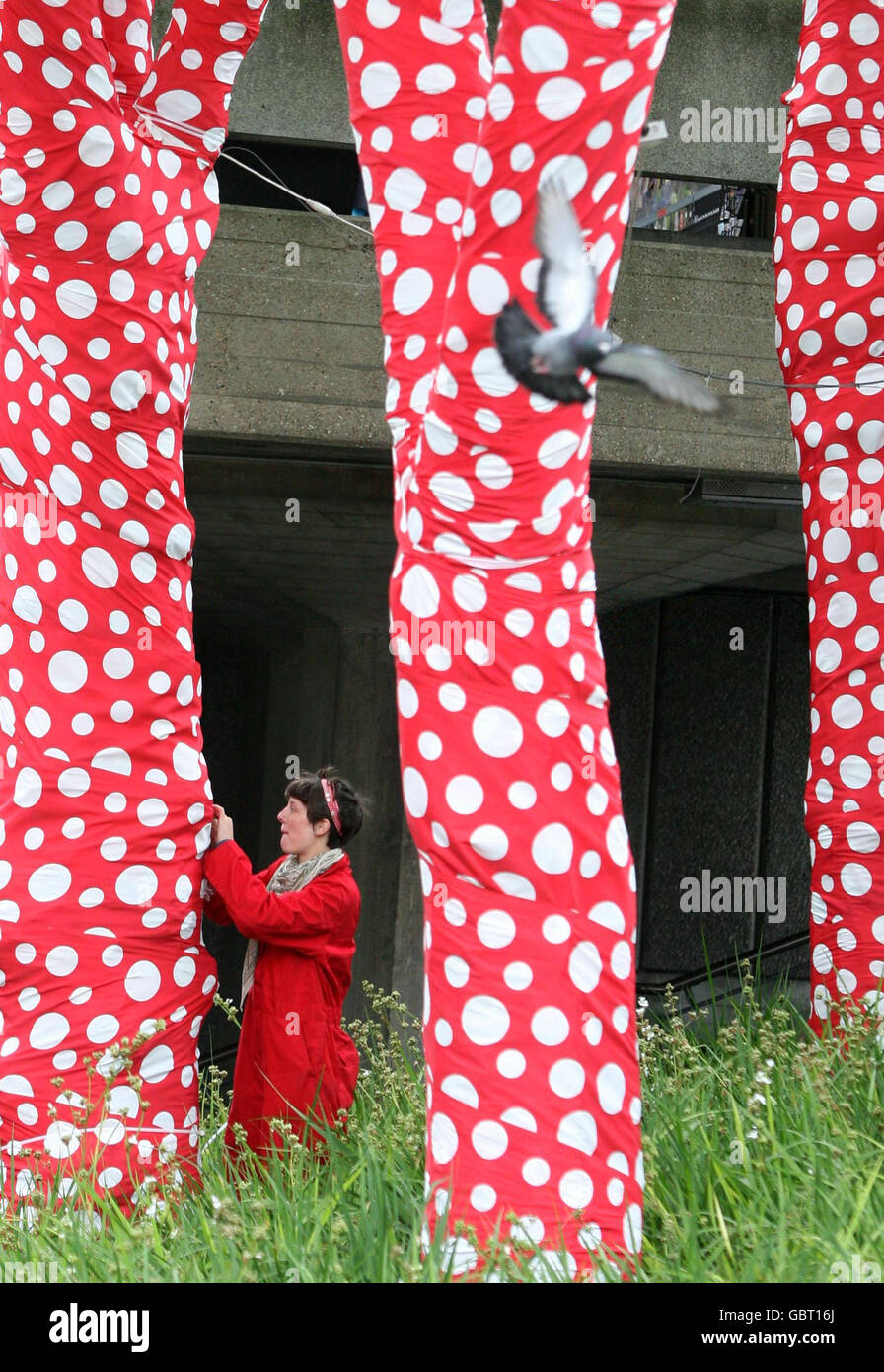 RACCOLTO DI ALERNATIVE. Lottie Hughes aiuta a creare l'opera dell'artista Yayoi Kusama "Ascensione dei polkadot" sugli alberi lungo la riva del fiume Tamigi a Londra come parte della mostra estiva 2009 della Hayward Gallery "Walking in My Mind", che apre il 23 giugno. Foto Stock